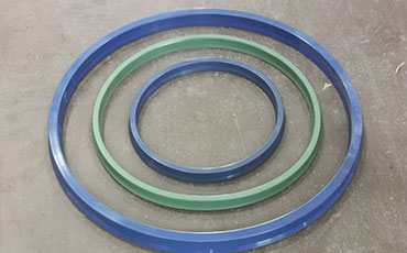 如何更換四柱液壓機的主缸密封圈？