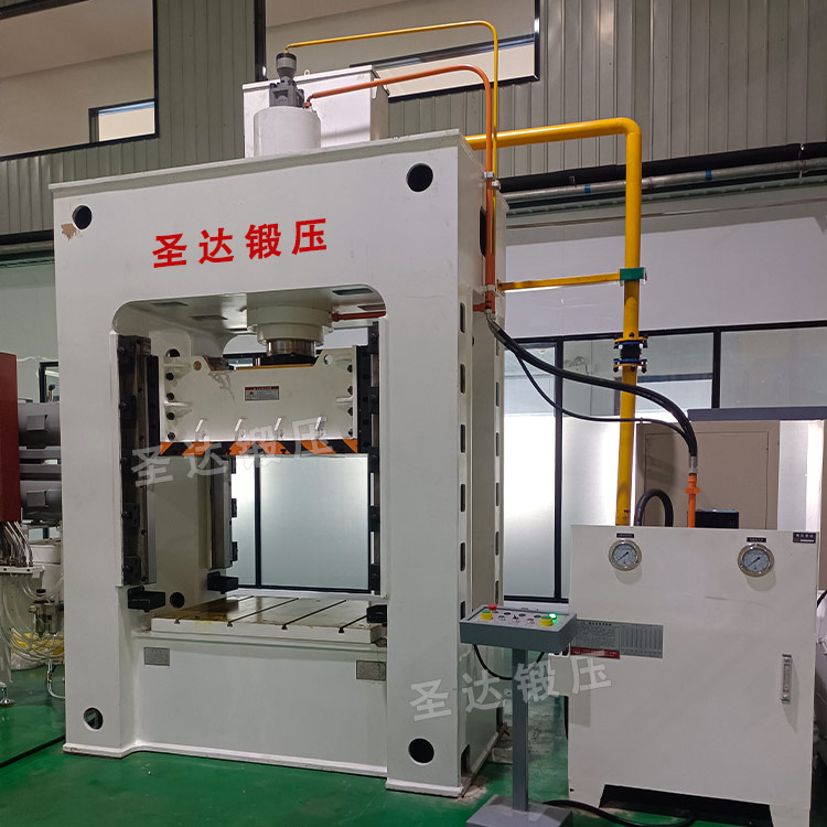 150噸汽車內飾件成型液壓機現場